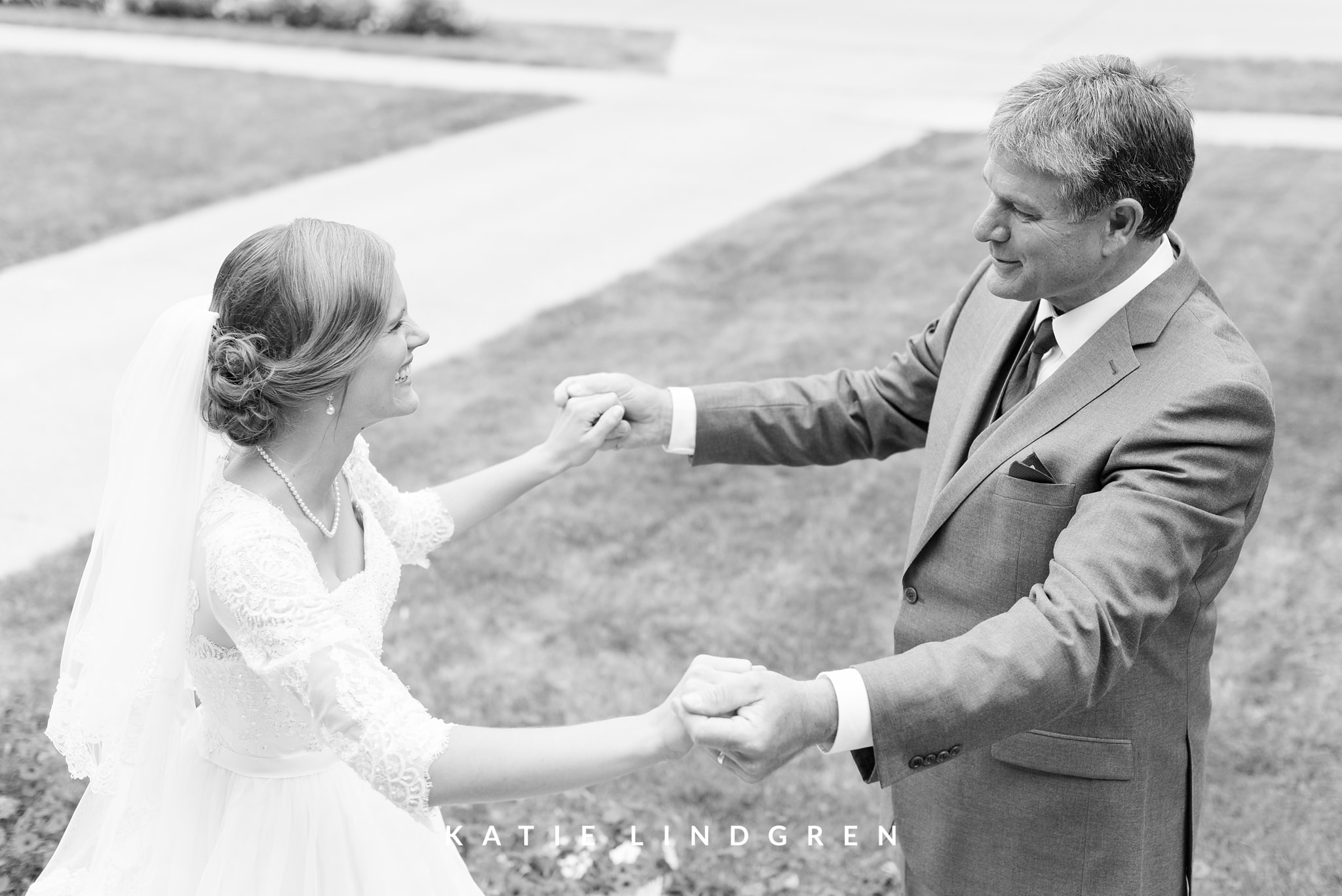 Pella Wedding Photographer