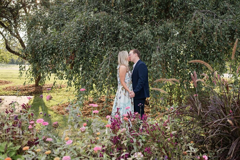 Late Summer Des Moines Engagement Session - Katie Lindgren Photography